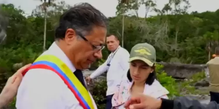 imagen de Gustavo Petro posando con la banda presidencial
