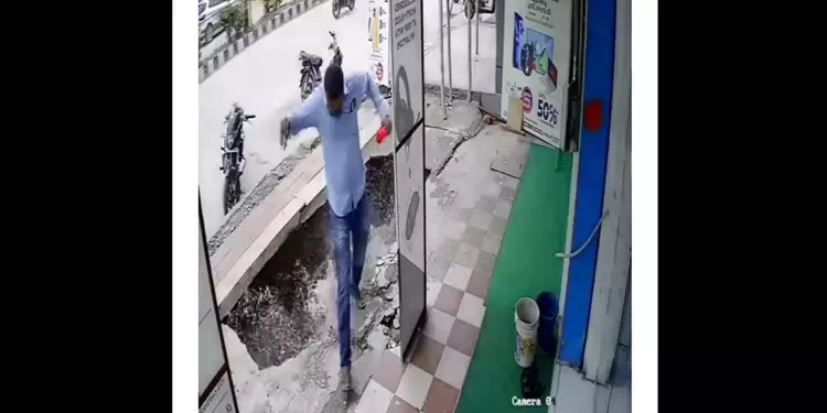 Hombre casi se hunde tras pasar a segundos de un piso que se derrumbó Hombre casi se hunde tras pasar a segundos de un piso que se derrumbó