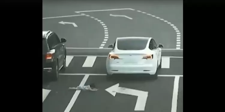 Niña cae de carro en China Niña cae de carro en China