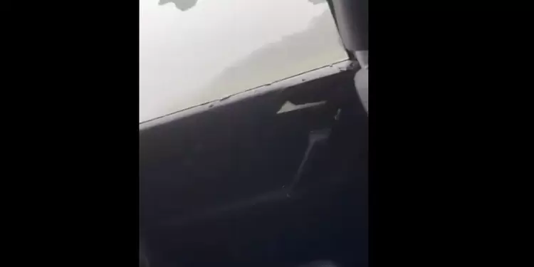 Tormenta con granizo rompió los vidrios de un carro en Alberta, Canadá Tormenta con granizo rompió los vidrios de un carro en Alberta, Canadá