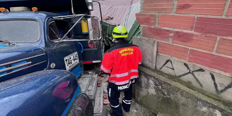 Volqueta se habría quedado sin frenos y colisionó contra jardín infantil en Medellín