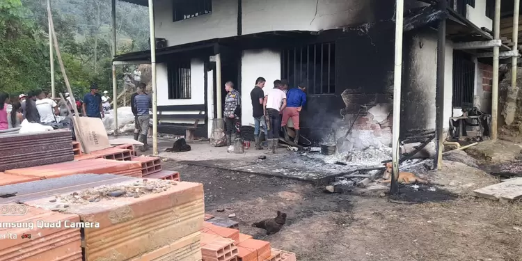 Así quedó la vivienda luego de prenderle fuego.