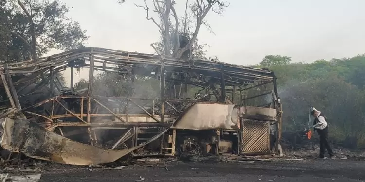 Choque entre camión de combustible y bus