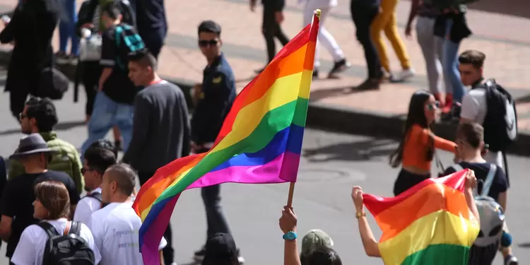 LGBTI: Profesora expulsada por pedir a alumnos lealtad a bandera gay LGBTI: Profesora expulsada por pedir a alumnos lealtad a bandera gay
