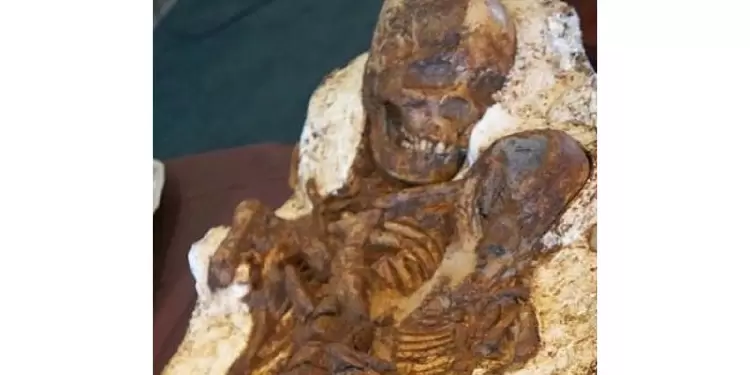 Mamá murió abrazando a su hijo Mamá de la Edad de Piedra murió acunando a su bebé