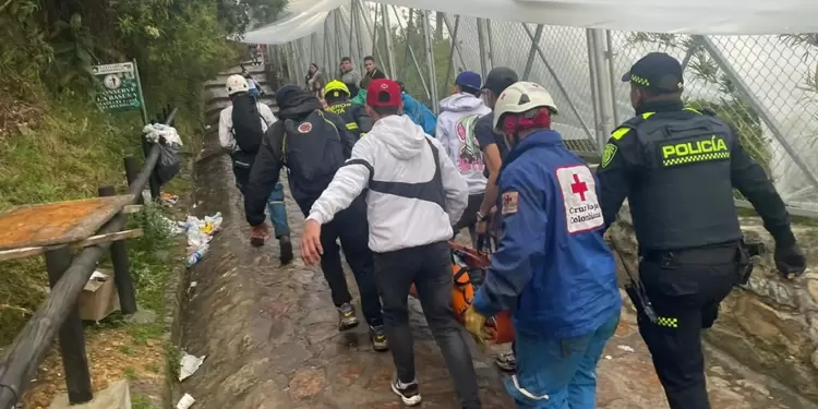 Menor y adulto mayor cayeron a un barranco en Monserrate Menor y adulto mayor cayeron a un barranco en Monserrate