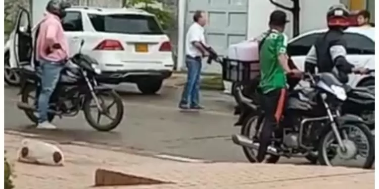 El hombre se bajó de una camioneta blanca a intimidar a cinco jóvenes que se movilizaban en un automóvil.