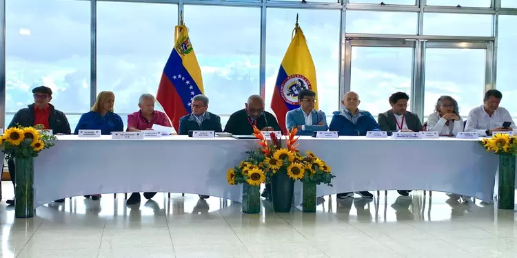 Mesas de diálogos de paz con el ELN Mesas de diálogos de paz con el ELN