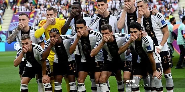 Jugadores de Alemania se tapan la boca Jugadores de Alemania se tapan la boca como gesto de protesta