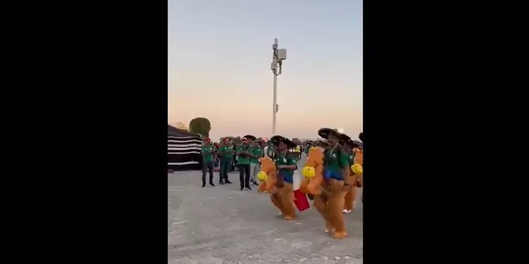 Mexicanos escoltaron a Policías con caballos inflables Mexicanos escoltaron a Policías con caballos inflables