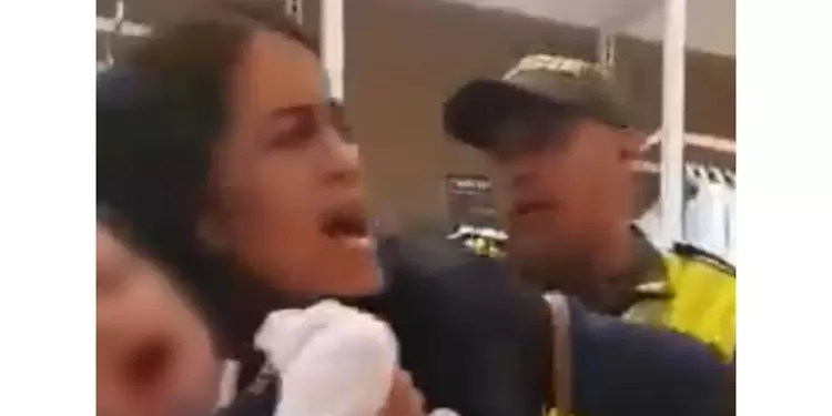 Mujer es sacada con su hija en brazos de lujosa tienda en Cartagena Mujer es sacada con su hija en brazos de lujosa tienda en Cartagena
