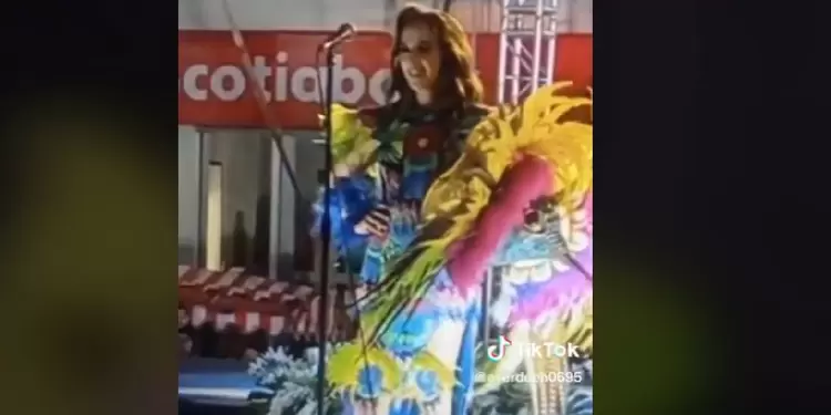 Participante de concurso de belleza se electrocutó con micrófono en pleno desfile Participante de concurso de belleza se electrocutó con micrófono en pleno desfile