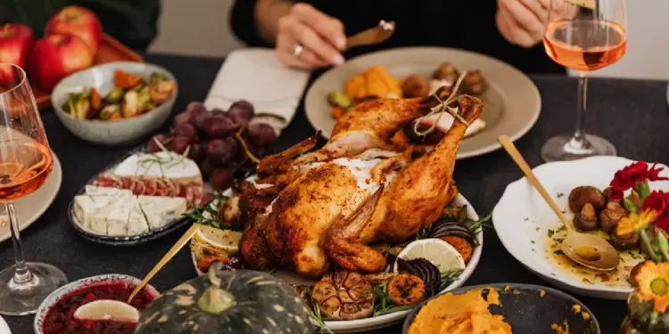 Platos de comida en un cena con pavo