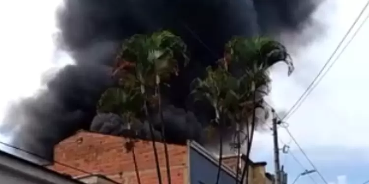 Avioneta se estrelló contra una casa en Medellín Avioneta se estrelló contra una casa en Medellín