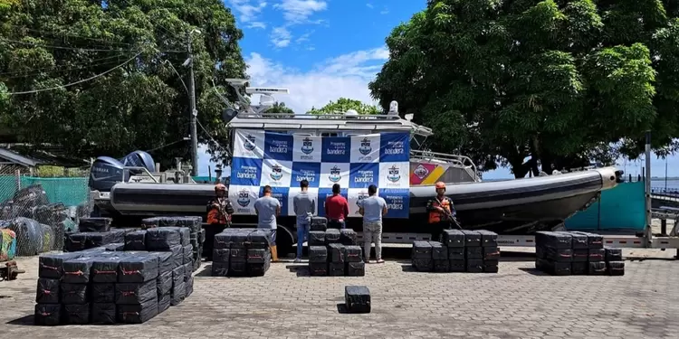 Cocaína incautada en un semisumergible Cocaína incautada en un semisumergible