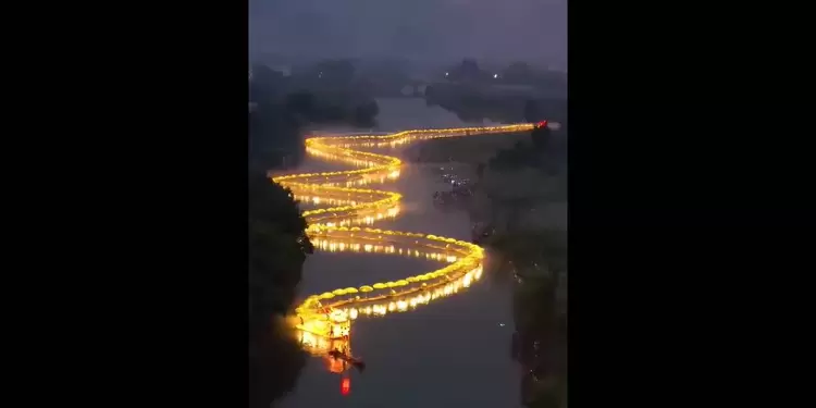 Dragones dorados en río de China Dragones dorados en río de China