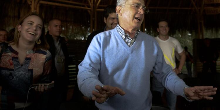 ALVAROURIBEVELEZRIONEGROAFPLAFM1.jpg