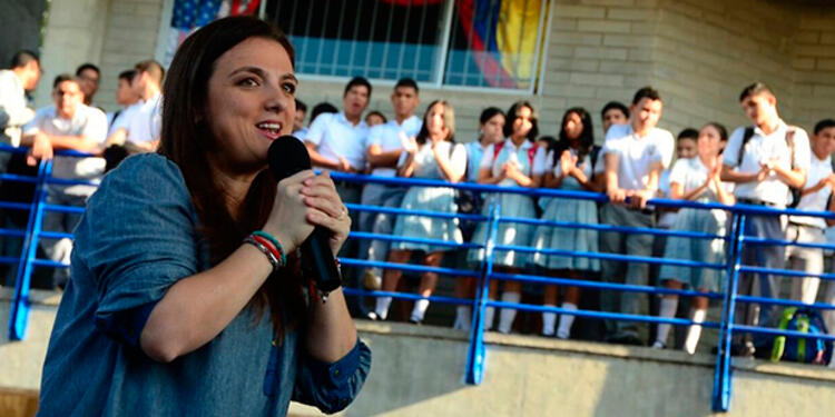 KarenAbudinencolprensa.jpg