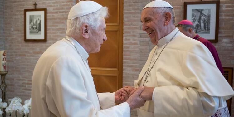 Papa-Francisco-y-Benedicto-XVI-LAFM-AFP.jpg
