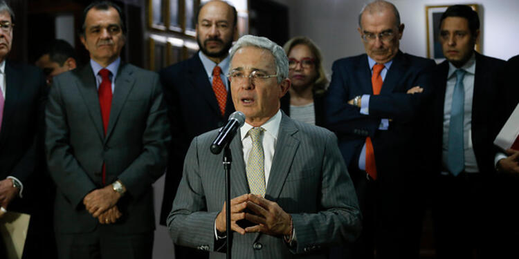 Uribe-y-su-guetto-Colprensa-Juan-Páez.jpg