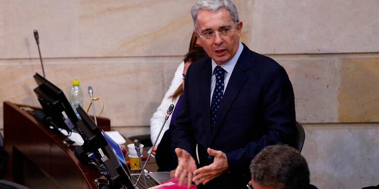 alvarouribecolprensalafm3.jpg