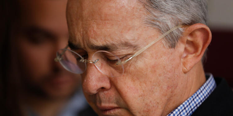 alvarouribevelezcolprensa.jpg
