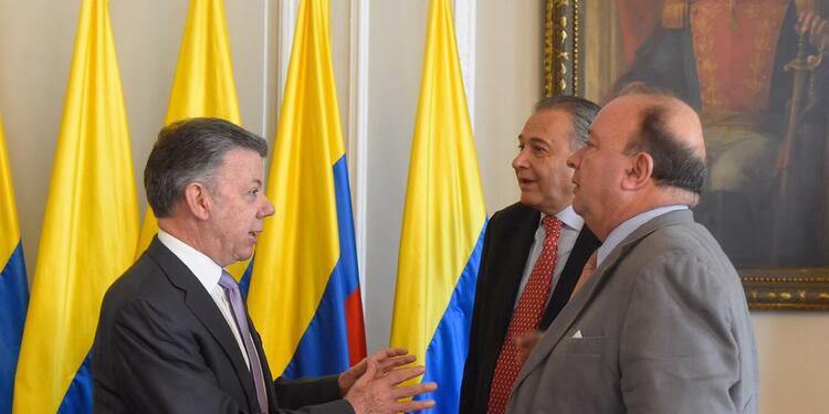 santosmindefensavicenaranjoficial1.jpg