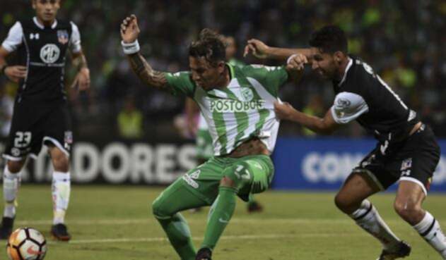 Dayro Moreno, del Nacional, compite por el balón con Juan Isaurralde, del Colo Colo, durante el partido por Copa Libertadores, en Medellín / AFP Dayro Moreno, del Nacional, compite por el balón con Juan Isaurralde, del Colo Colo, durante el partido por Copa Libertadores, en Medellín / AFP