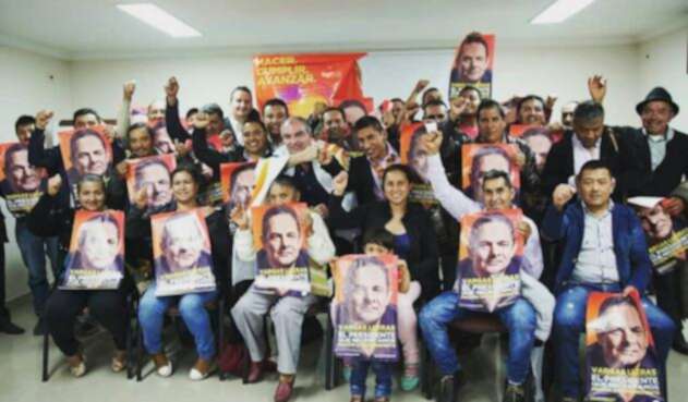 Aurelio Iragorri Valencia con indígenas de los pueblos Pastos y Quillacingas Aurelio Iragorri Valencia con indígenas de los pueblos Pastos y Quillacingas