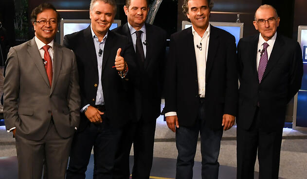 Gustavo Petro, Iván Duque, Germán Vargas Lleras, Sergio Fajardo y Humberto de la Calle durante un debate presidencial en Bogotá Gustavo Petro, Iván Duque, Germán Vargas Lleras, Sergio Fajardo y Humberto de la Calle durante un debate presidencial en Bogotá
