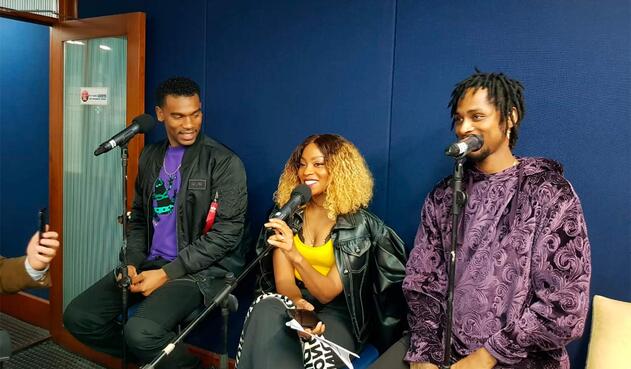 Tostao, Goyo y Slow Mike, integrantes de Chocquibtown, en la cabina de LA FM, en Bogotá Tostao, Goyo y Slow Mike, integrantes de Chocquibtown, en la cabina de LA FM, en Bogotá