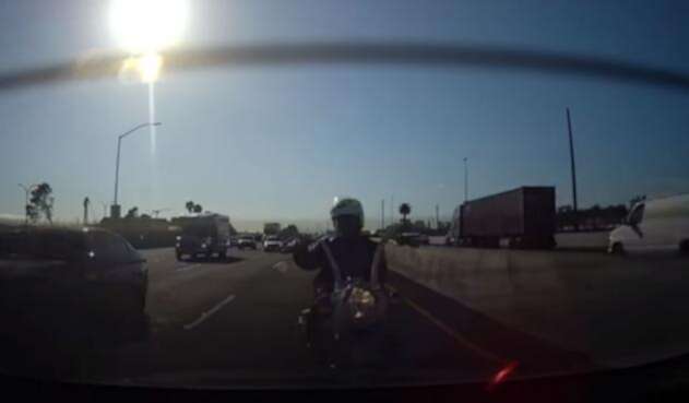El choque de un motociclista distraído El choque de un motociclista distraído