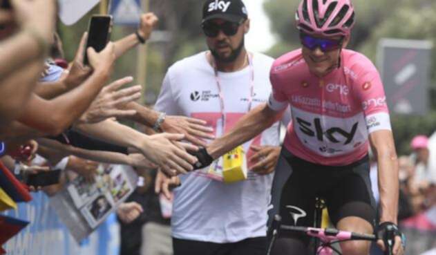 Chris Froome saluda a la gente en la última etapa de Giro 2018 Chris Froome saluda a la gente en la última etapa de Giro 2018