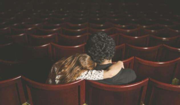 Joven pareja en una sala de cine / Imagen de referencia de Ingimage Joven pareja en una sala de cine / Imagen de referencia de Ingimage