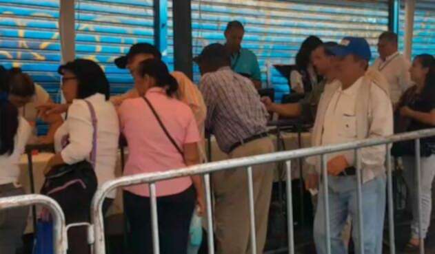 Colombianos votan en Venezuela Colombianos votan en Venezuela