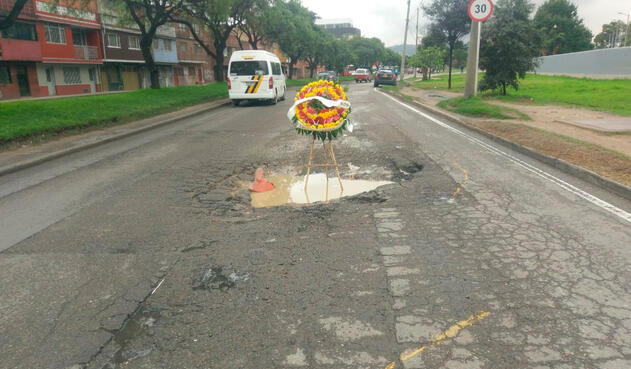 Coronas fúnebres en los huecos de Bogotá Coronas fúnebres en los huecos de Bogotá