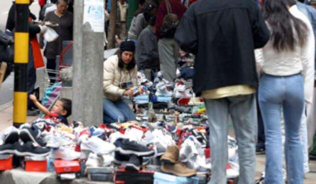 Vendedora ambulante en las calles de Bogotá / Colprensa Vendedora ambulante en las calles de Bogotá / Colprensa