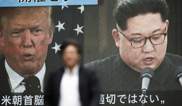 Un peatón camina frente a una pantalla en Tokio, mostrando un informe de prensa relacionado con la decisión del presidente estadounidense Donald Trump de cancelar su reunión con el líder norcoreano Kim Jong Un / AFP Un peatón camina frente a una pantalla en Tokio, mostrando un informe de prensa relacionado con la decisión del presidente estadounidense Donald Trump de cancelar su reunión con el líder norcoreano Kim Jong Un / AFP