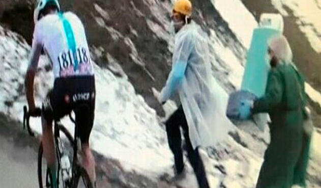 Chris Froome en la etapa 19 del Giro de Italia 2018, pasando por donde las personas que le recordaron el caso que tiene pendiente Chris Froome en la etapa 19 del Giro de Italia 2018, pasando por donde las personas que le recordaron el caso que tiene pendiente