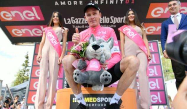 Chris Froome con la maglia rosa Chris Froome con la maglia rosa