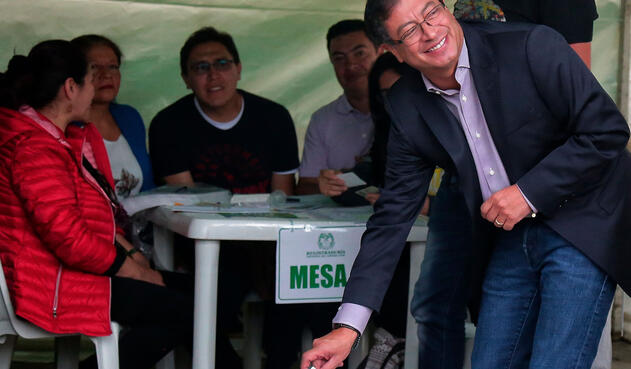 Gustavo Petro ejerciendo su derecho al voto, el 27 de mayo de 2018 Gustavo Petro ejerciendo su derecho al voto, el 27 de mayo de 2018
