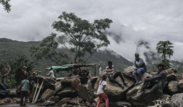 Familias desplazadas en una carretera cercana al municipio de Ituango Familias desplazadas en una carretera cercana al municipio de Ituango