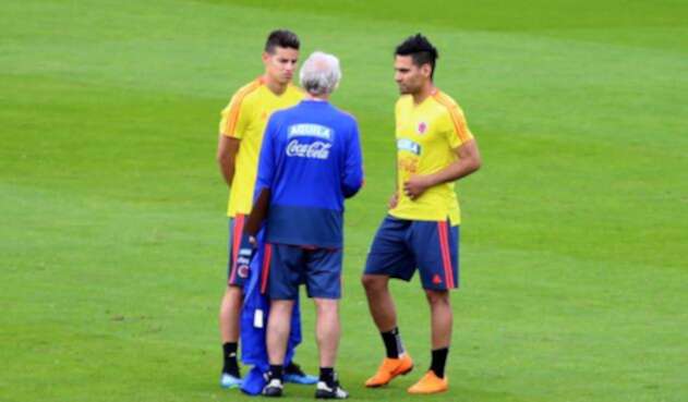 Falcao y James Rodríguez dialogaron por varios minutos con Pékerman Falcao y James Rodríguez dialogaron por varios minutos con Pékerman