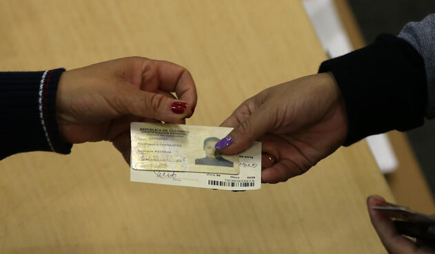 Jurado entregando al votante su cédula y certificado electoral / Inaldo Pérez, LA FM Jurado entregando al votante su cédula y certificado electoral / Inaldo Pérez, LA FM
