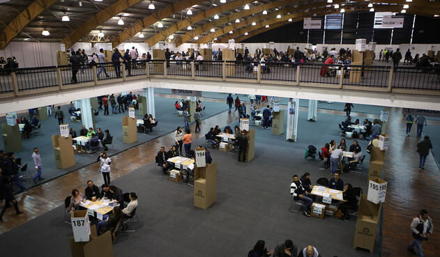 Ciudadanos ejerciendo su derecho al voto Ciudadanos ejerciendo su derecho al voto