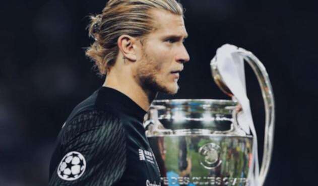 Loris Karius pasa al lado del trofeo de la Champions Loris Karius pasa al lado del trofeo de la Champions