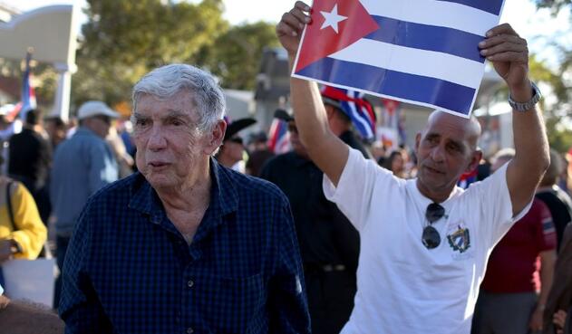 Luis Posada Carriles (de azul), exagente de la CIA, en Miami (Estados Unidos) el 20 de diciembre de 2014 Luis Posada Carriles (de azul), exagente de la CIA, en Miami (Estados Unidos) el 20 de diciembre de 2014