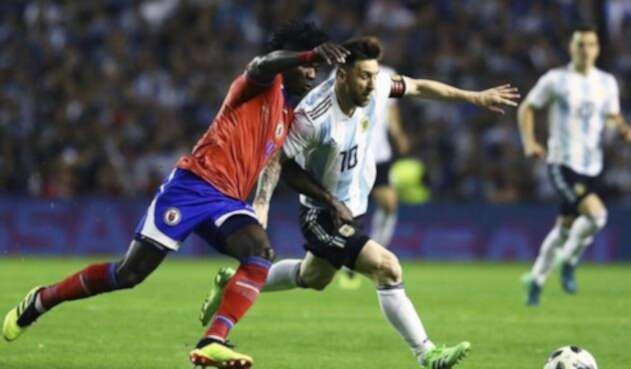 Lionel Messi disputando el balón ante un rival / Tomada de la cuenta de Twitter @Argentina Lionel Messi disputando el balón ante un rival / Tomada de la cuenta de Twitter @Argentina