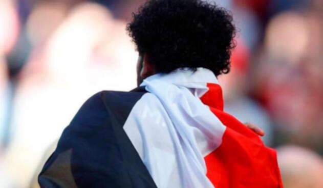 Mohamed Salah, delantero de la Selección de Egipto, con la bandera de su país Mohamed Salah, delantero de la Selección de Egipto, con la bandera de su país