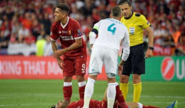 Mohamed Salah en el suelo luego de la acción con Sergio Ramos Mohamed Salah en el suelo luego de la acción con Sergio Ramos